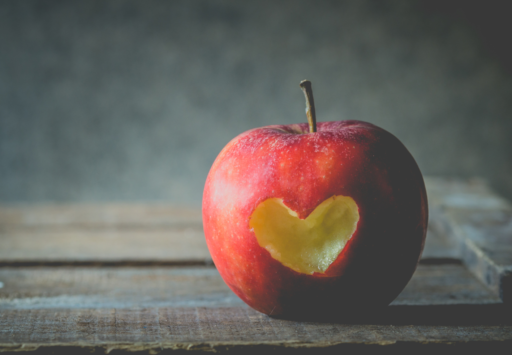 apple-fruits-fruit-heart-love-food-1418868-pxhere.com